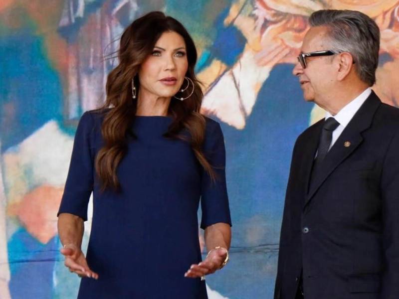 La secretaria de Seguridad de Estados Unidos, Kristi Noem, en Casa Presidencial previo a la reunión con el presidente de Honduras, Nasry Asfura.