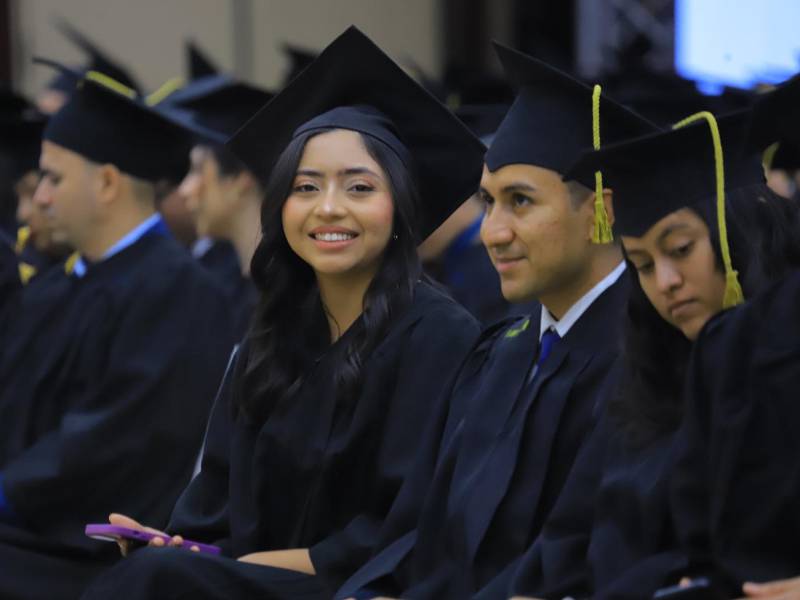 La periodista Andrea Elizabeth Rodríguez Ayala, graduada con la mención honorífica Cum Laude.