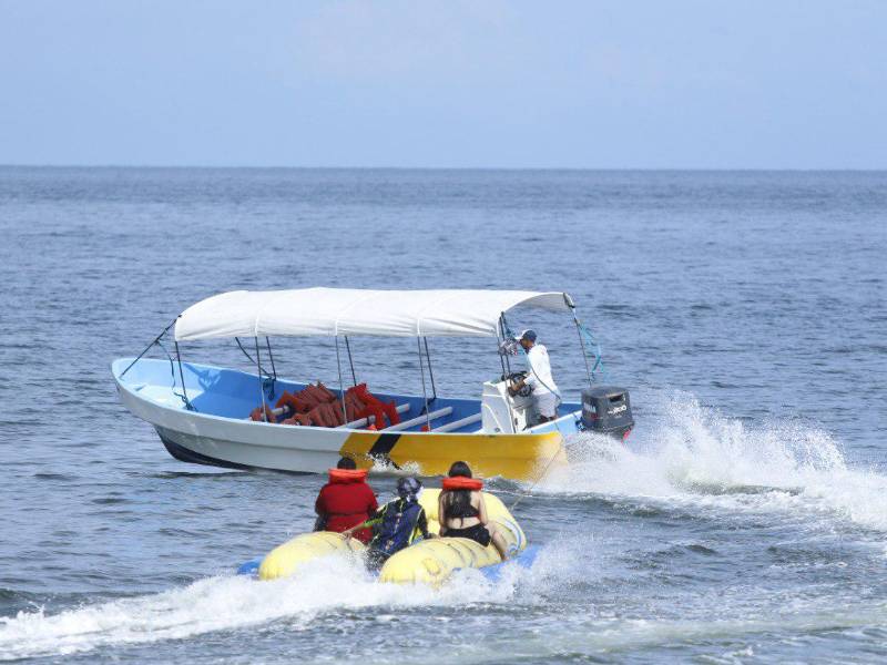 Tela vive días de playa, sol y esperanza para el comercio