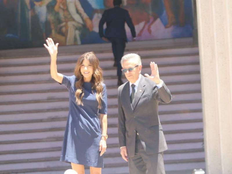 Kristi Noem saludó a los medios y a los presentes tras su llegada.