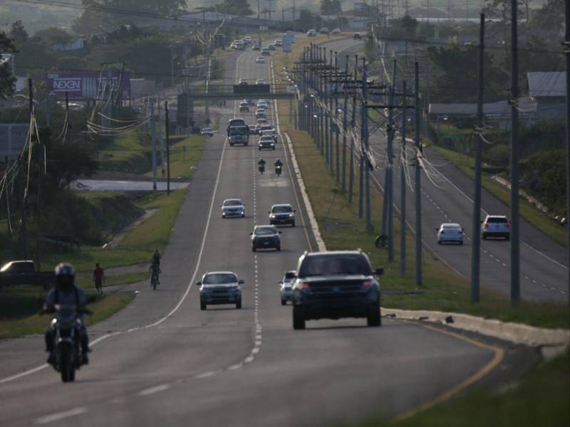 Vehículos en la carretera CA-5 durante una Semana Morazánica. Fotografía de archivo.