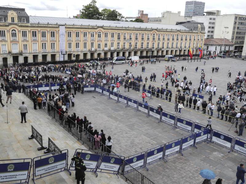 Ciudadanos esperan en una fila para despedir al fallecido senador y precandidato presidencial opositor Miguel Uribe Turbay.