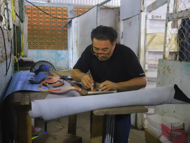 Alexis Zúñiga, vicepresidente de la Asociación de Zapateros de la Región Valle de Sula, cree que el actual gobierno cometió un error al eliminar el programa crédito solidario con el cual él obtenía préstamos para invertir en el taller.