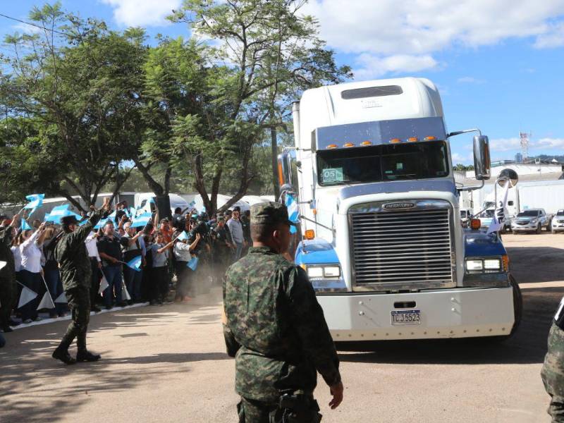 Momentos en que dan el banderillazo a la salida de los camiones con maletas electorales.