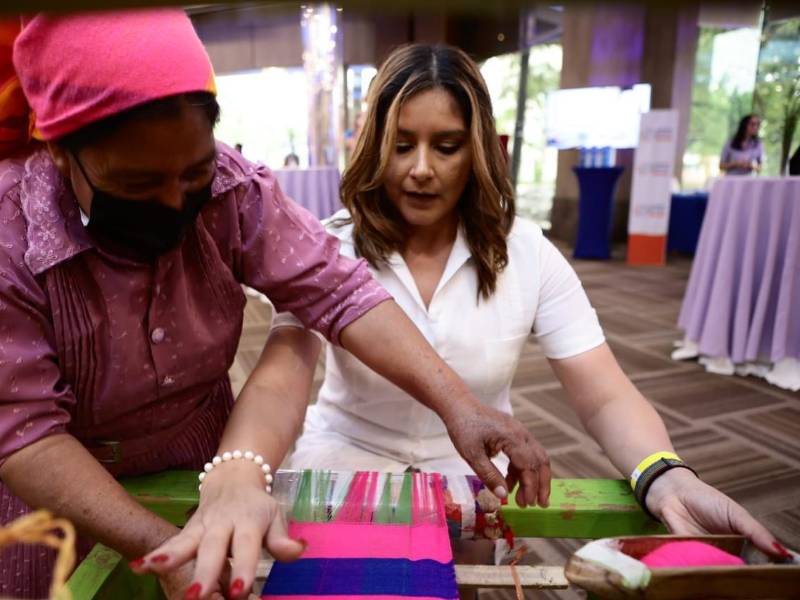 Un comunicador moderno debe entender el entorno global, integrar innovación, leer tendencias, pero sin perder la esencia humana del servicio, el liderazgo y el compromiso social, sostiene Ruth Arita.