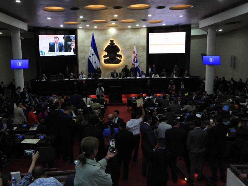 La comisión tiene el mandato de instalarse de manera inmediata para definir el procedimiento de invitación, recepción de hojas de vida y la realización de audiencias públicas.