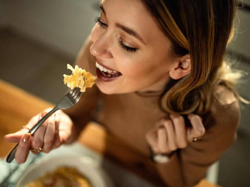 La sal sabe bien y su consumo hace que nuestro cuerpo se sienta bien. Además de mejorar el sabor a la comida, es un mineral vital para nuestra salud, según el doctor James DiNicolantonio.