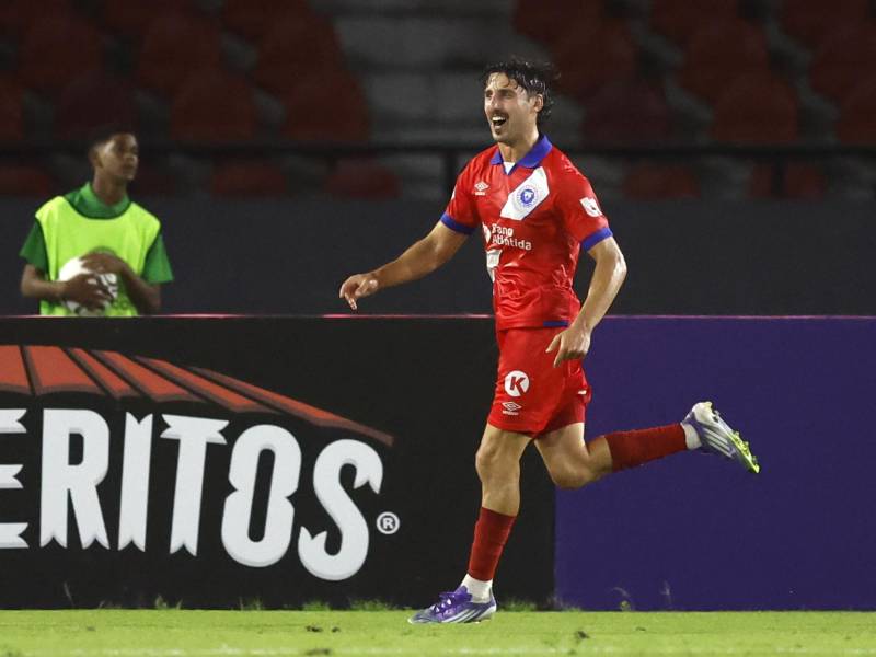 El delantero argentino Imanol Enríquez anotó el primero de los tres goles del Olimpia ante Alianza de Panamá.