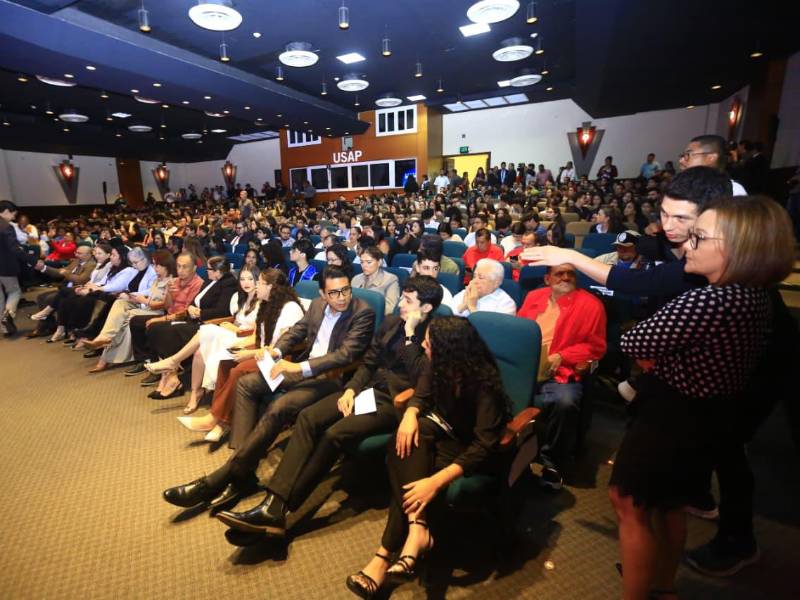 Asistentes al conversatorio con la candidata presidencial de Libre, Rixi Moncada, en el auditorio de la Universidad de San Pedro Sula.