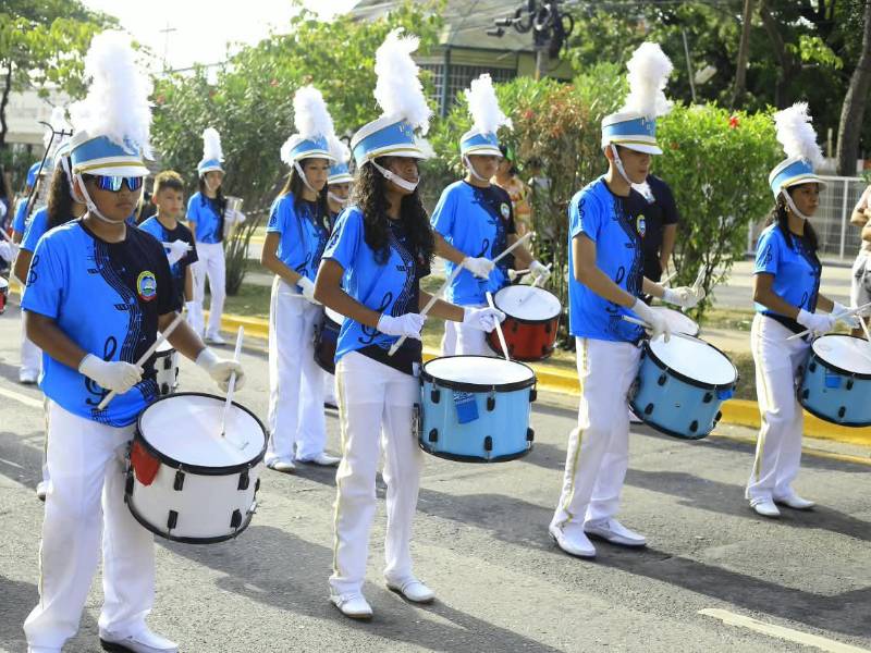 Una banda de guerra escolar durante el arranque de los desfiles patrios. Fotografía LA PRENSA.