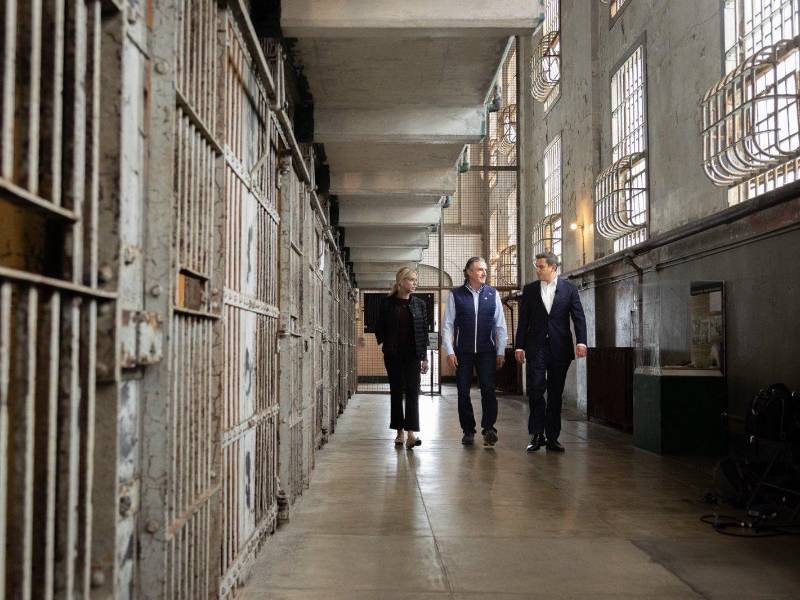 La fiscal general de EEUU, Pam Bondi, y el secretario de Interior, Doug Burgum, recorrieron las instalaciones de Alcatraz.