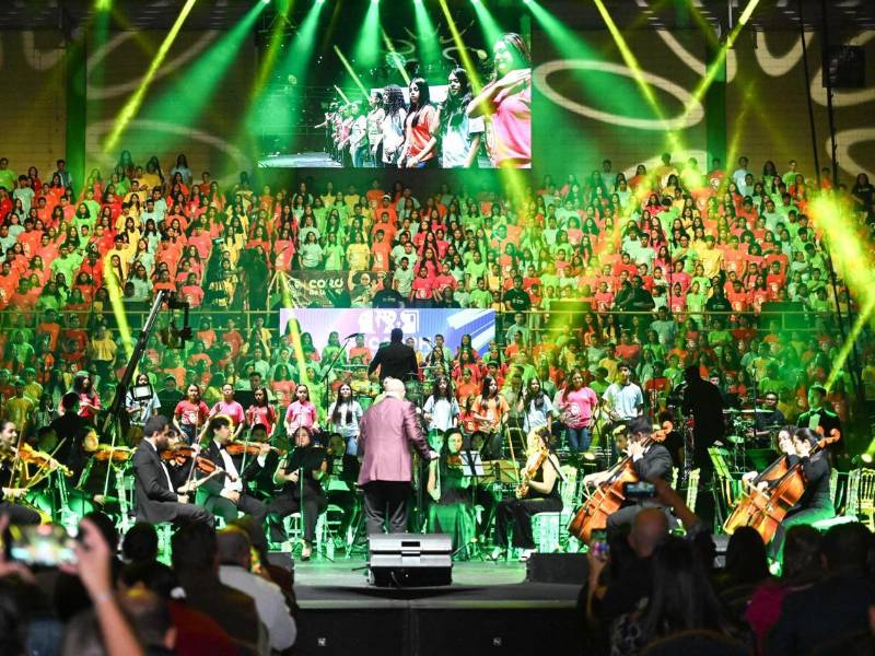 Más de 1,000 estudiantes de escuelas públicas destacan con su voz en velada artística