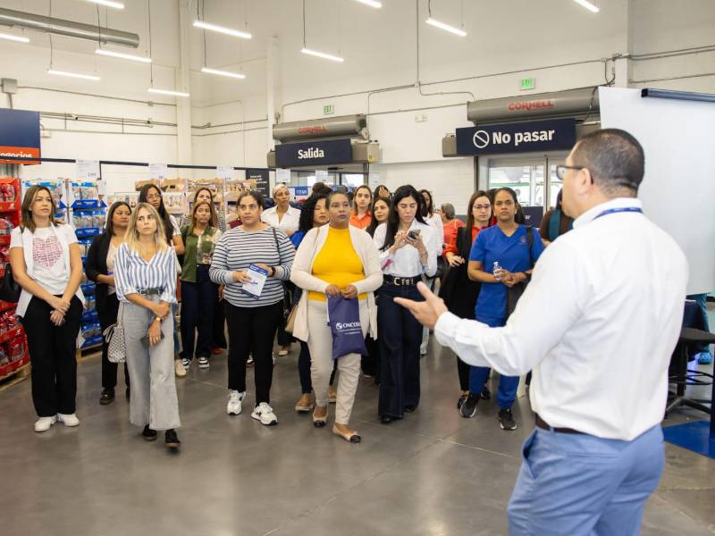 Las empresarias que aspiran a una beca deben tener como mínimo ventas anuales de 60,000 dólares.