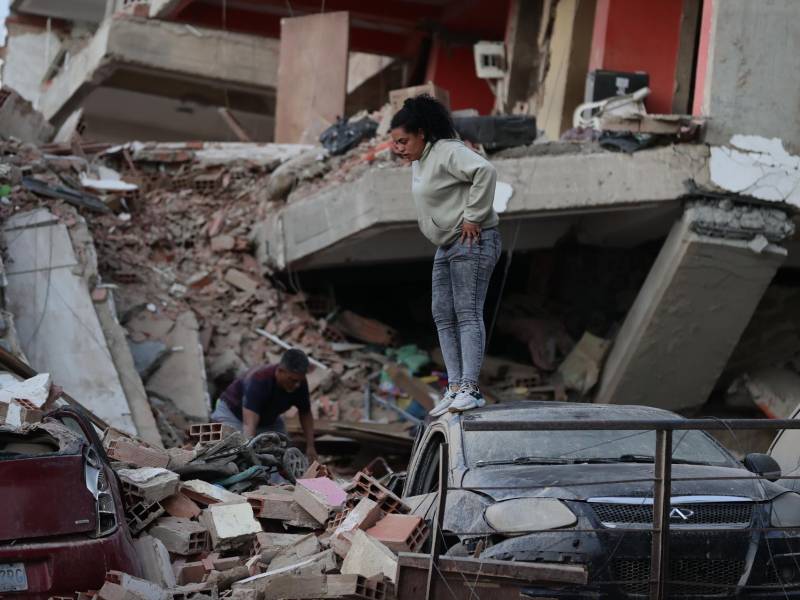 Residentes entre los escombros de un edificio en ruinas por los terremotos, en la localidad de Catia La Mar, en el estado costero de La Guaira (Venezuela), este jueves. EFE/ Ronald Pena R.