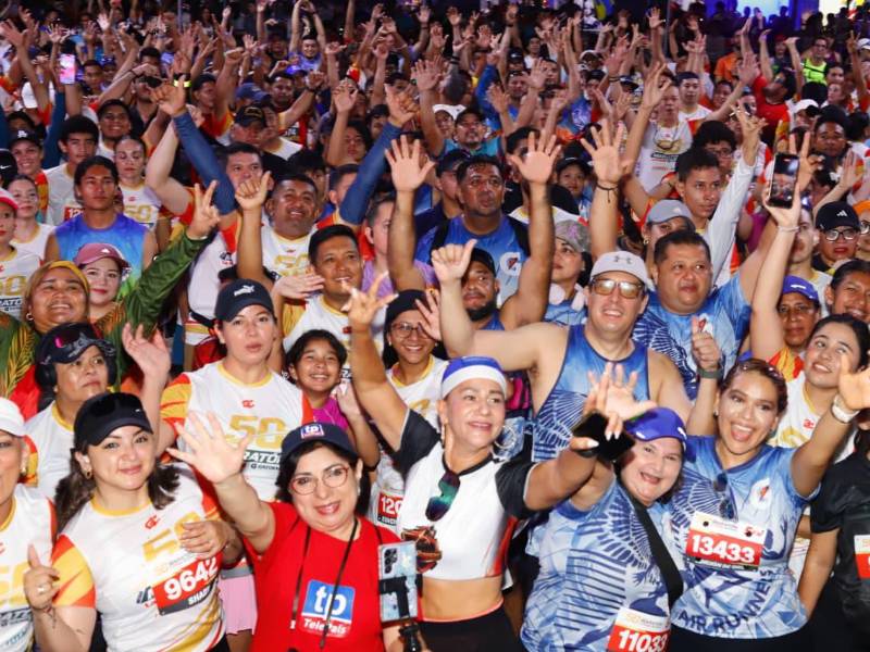 El ambiente festivo comenzó mucho antes del amanecer, cuando miles de participantes se concentraron en el área de salida con la ilusión de alcanzar sus metas personales.