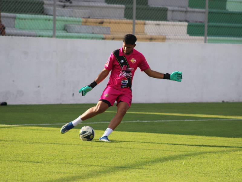 Esaú Flores realizando calentamiento con Génesis en uno de los partidos en Liga Nacional.