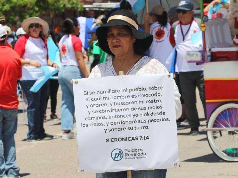 Capitalina sosteniendo un cartel en el bulevar Suyapa de Tegucigalpa.