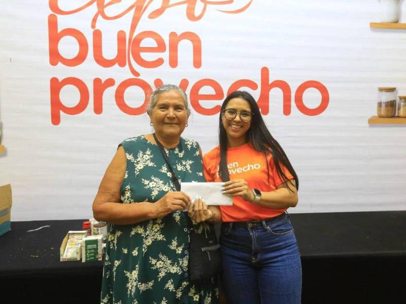 La señora Albertina Ordóñez fue la afortunada ganadora de una estadía para dos personas en Paradise Beach Hotel en Roatán, Norma Farías, ejecutiva de mercadeo de Grupo Opsa hizo entrega de su