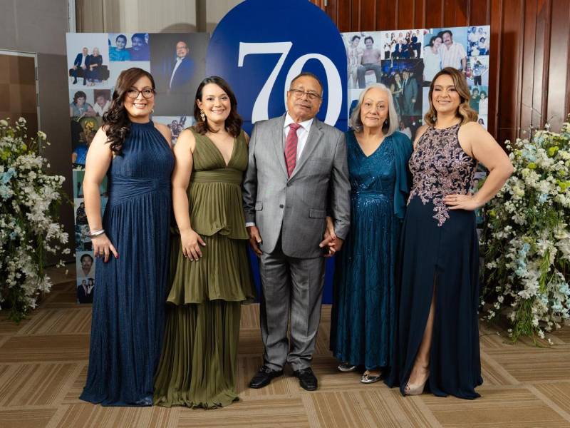 Don Óscar Aguilar acompañado de su esposa Sonia Rivera e hijas, Sonia Aguilar, Judith Aguilar y Emy Aguilar .