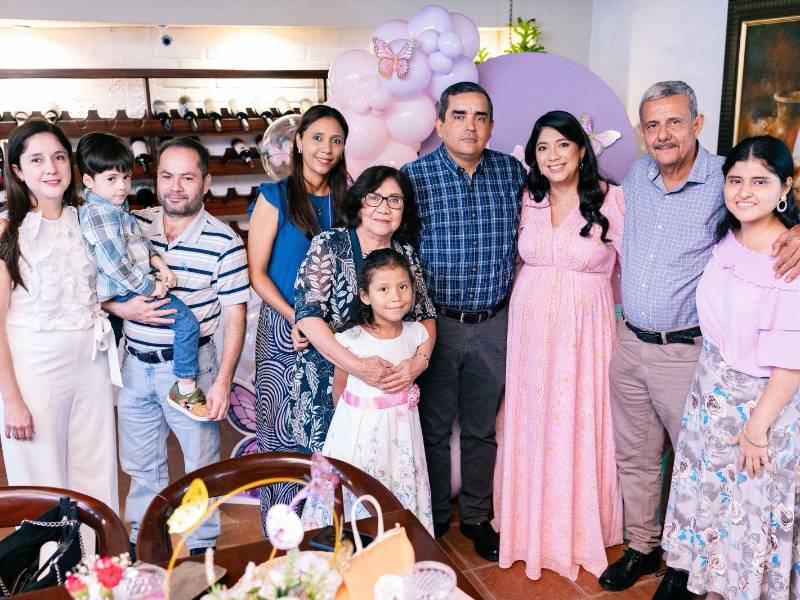 Nancy, Daniel y Diego Inestroza , Sheirin e Isabella Villalobos. Jorge y Carmen Linares. Néstor, María del Carmen y Olga Villalobos.