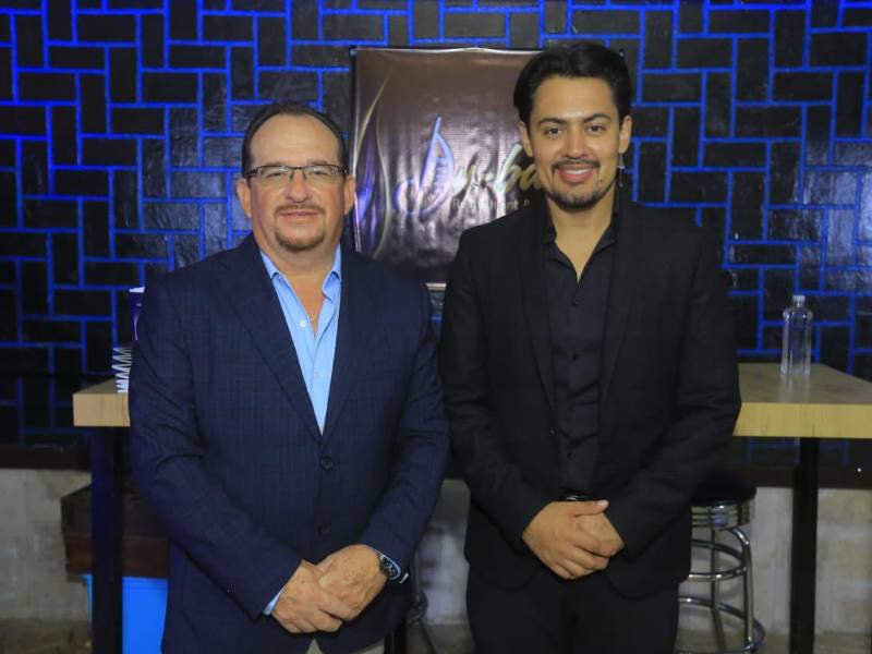 Alberto Padrón y Brayan Espinoza durante la conferencia de prensa en la que dieron a conocer los detalles de la pronta llega de Fátima Bosch a Honduras.
