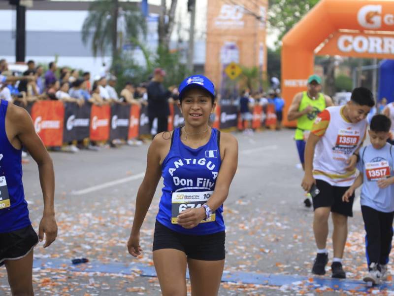 Aura González, de Antigua, Guatemala, después de obtener el primer lugar en los 10 kilómetros de la competencia.