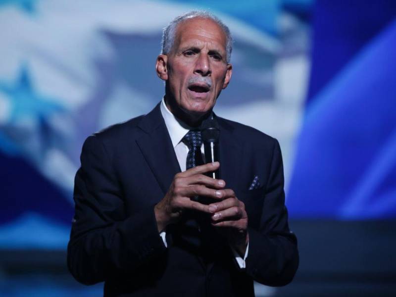 Nasry Asfura, presidente electo de Honduras, pronuncia un discurso cuando estaba en campaña electoral.