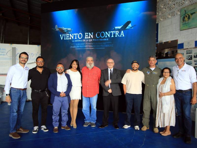 El elenco de Viento en Contra durante la presentación oficial de la película en el Museo Aeroespacial de Honduras.