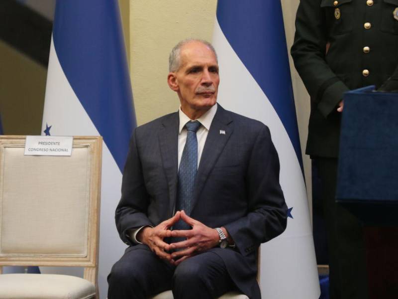 Asfura durante la toma de posesión como alcalde capitalino de Juan Diego Zelaya.