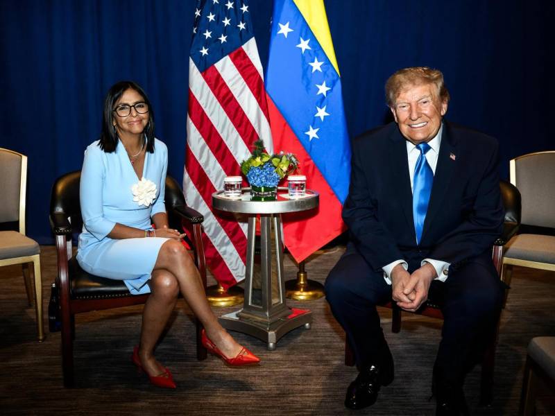Fotografía difundida en la cuenta oficial de Telegram Prensa Presidencial de Venezuela en la que muestra a la presidenta interina de Venezuela, Delcy Rodríguez (i), posa junto al presidente de Estados Unidos, Donald Trump, este martes en un encuentro que supone un acercamiento inédito entre Washington y Caracas, en Nueva York (Estados Unidos). EFE/