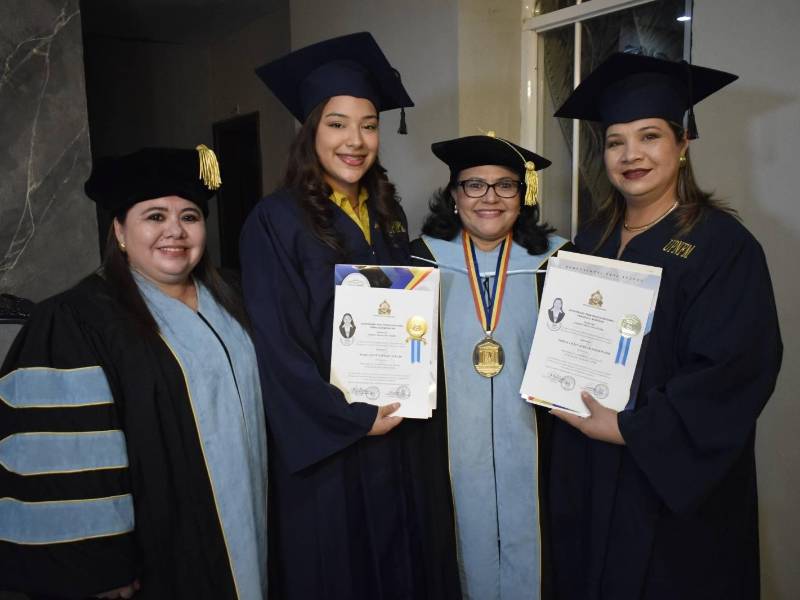 La directora de la Universidad Pedagógica de La Ceiba, Iris Suyapa Pineda; junto con Angie Avelar, la rectora Lexy Concepción Medina y Norma Avelar.