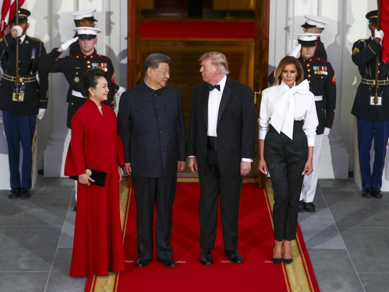 La primera dama de China, Peng Liyuan; el presidente chino, Xi Jinping; el presidente de EE.UU., Donald Trump; y la primera dama, Melania Trump, posan en el Pórtico Norte antes de la cena de Estado en la Casa Blanca en Washington.
