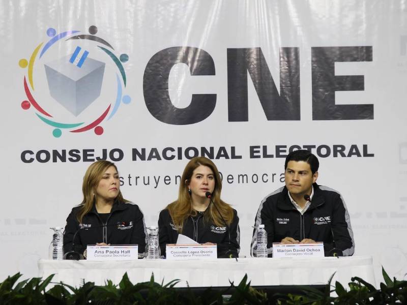 Los consejeros del CNE durante la cadena nacional de este domingo.