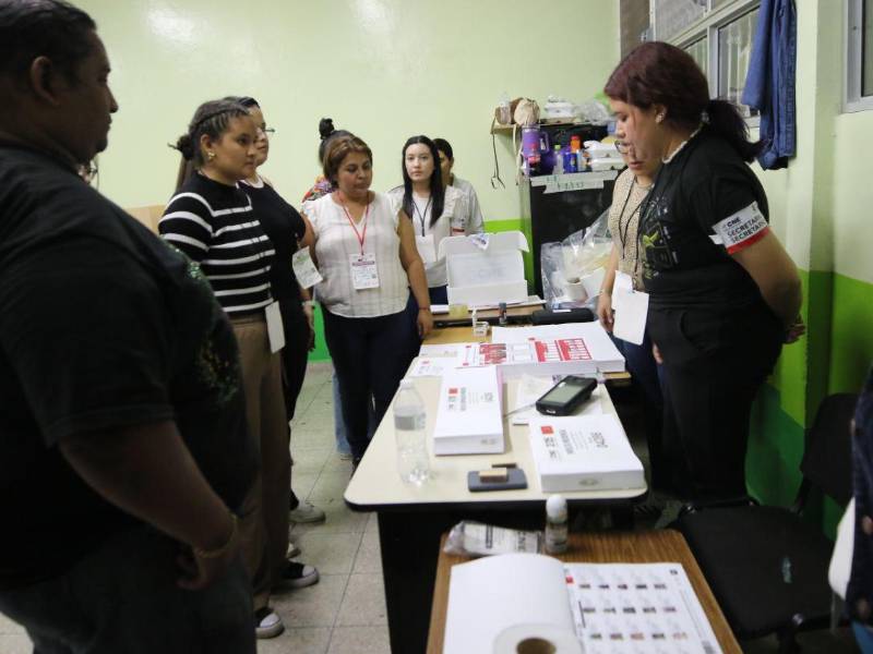 A las 7:30 abrieron las urnas en escuela de Tegucigalpa