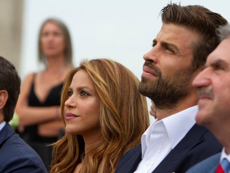 Gerard Piqué (c) y su expareja, la cantante colombiana Shakira (i), en una fotografía de archivo. EFE/Miguel Rajmil