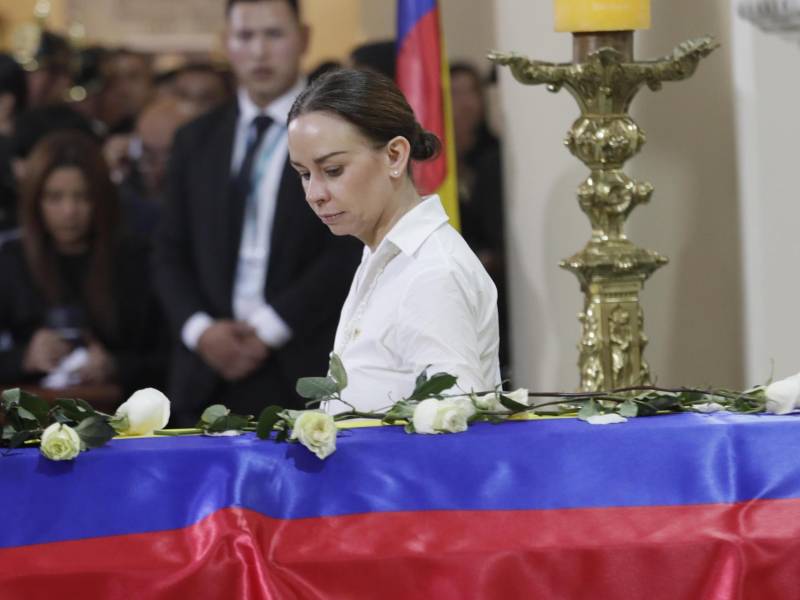 La esposa de Uribe Turbay, Claudia Tarazona, pasa junto al féretro con los restos de Miguel en la misa en la catedral Primada en Bogotá.
