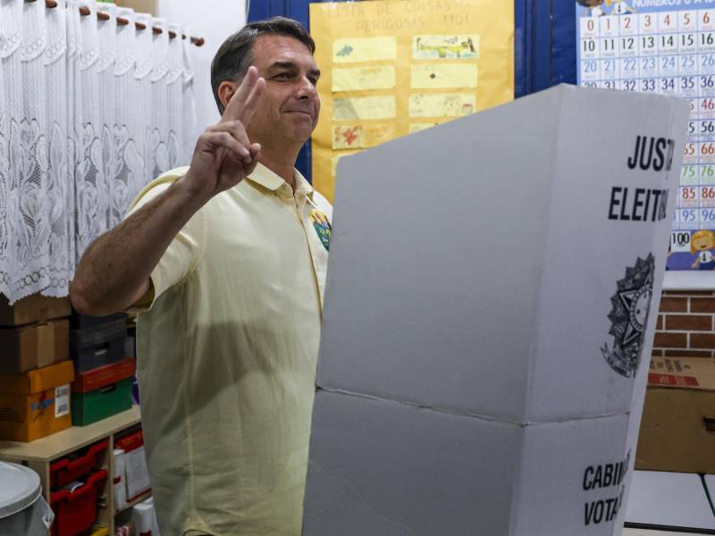 El candidato a la presidencia de Brasil, Flavio Bolsonaro, vota en una escuela de la zona norte de Río de Janeiro, Brasil, durante la primera vuelta de las elecciones.