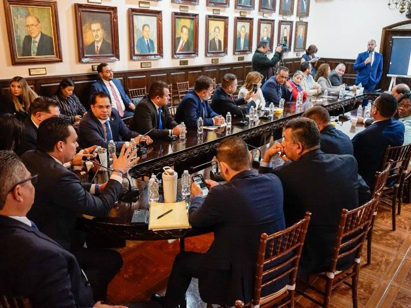 Diputados tuvieron este martes una reunión de trabajo con el ministro de la Secretaría de Infraestructura y Transporte (SIT), Aníbal Ehrler.