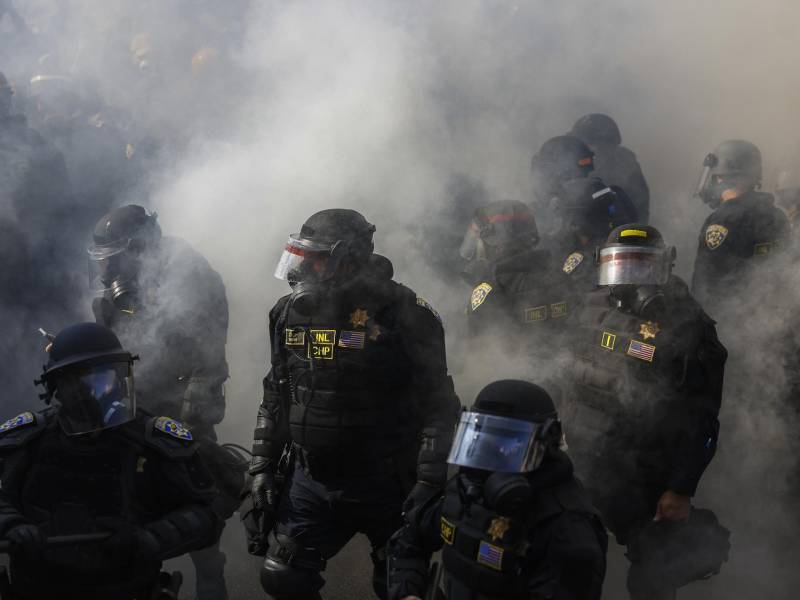 Policías de Los Ángeles lanzan gases lacrimógenos contra una manifestación.