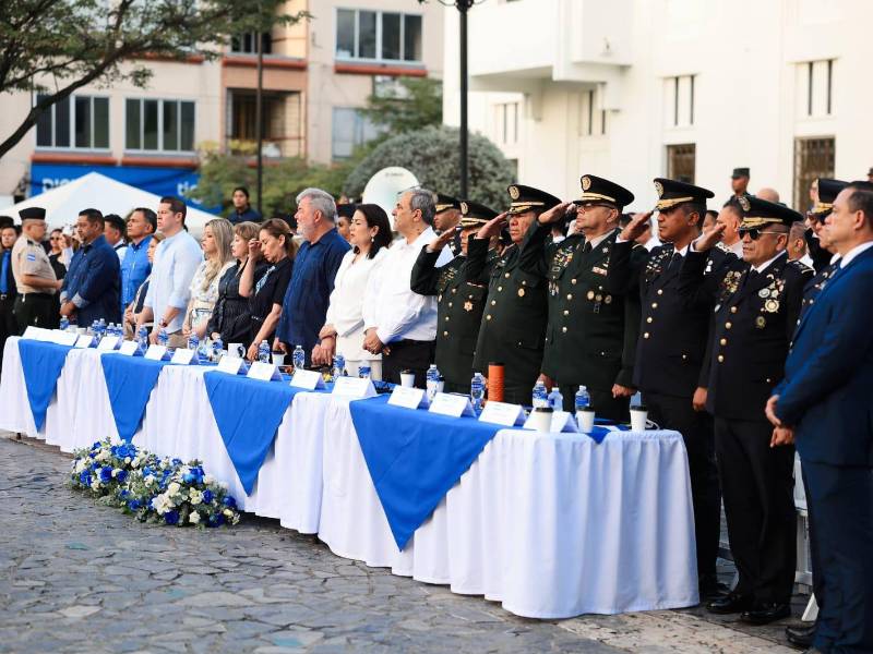 Autoridades municipales y militares rinden honores durante el acto cívico oficial celebrado al aire libre este martes en San Pedro Sula.