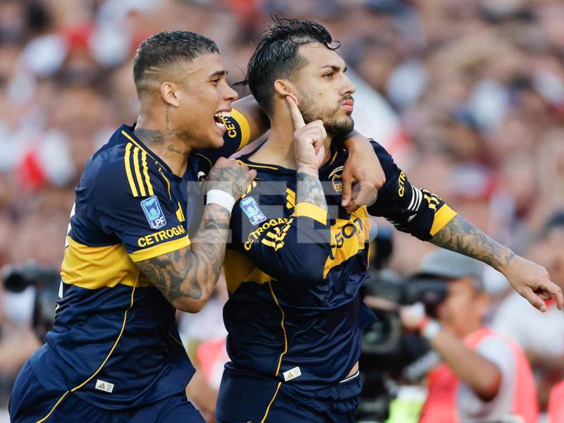 FOTODELDÍA AME5005. BUENOS AIRES (ARGENTINA), 19/04/2026.- Leandro Paredes (d) de Boca Juniors celebra un gol este domingo, en un partido de la Liga Profesional Argentina entre River Plate y Boca Juniors en el estadio Más Monumental en Buenos Aires (Argentina). EFE/ Juan Ignacio Roncoroni