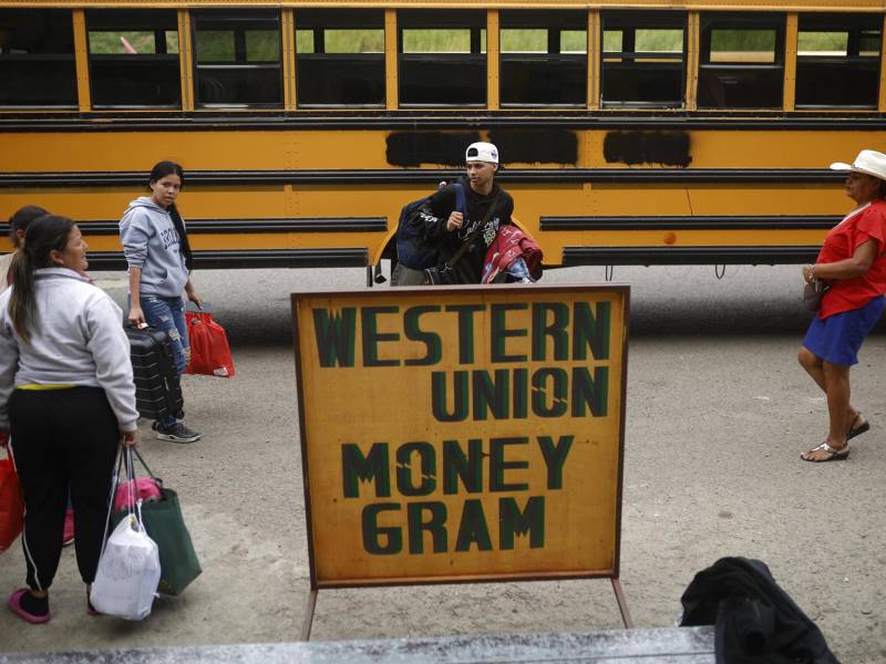 Migrantes centroamericanos y venezolanos regresan a sus países por obstáculos en la ruta hacia EEUU o por las políticas migratorias de Trump.