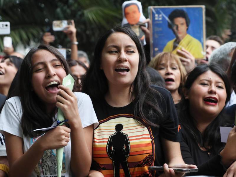 Personas participan en la celebración del Día Internacional de José José.