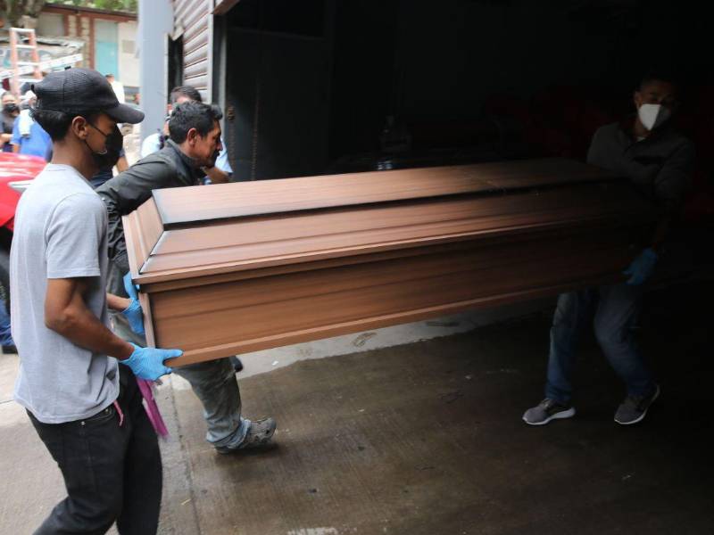 Uno de los cuerpos fue encontrado envuelto en una sábana y el otro dentro de un costal; ambos estaban ocultos bajo una cama.