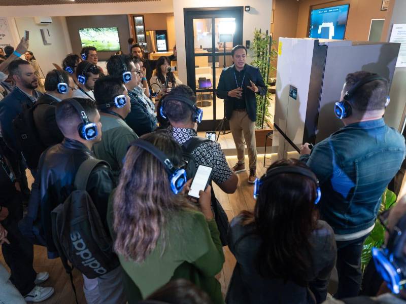 Periodistas, ejecutivos y expertos en tecnología de diferentes partes del mundo participan en el seminario.