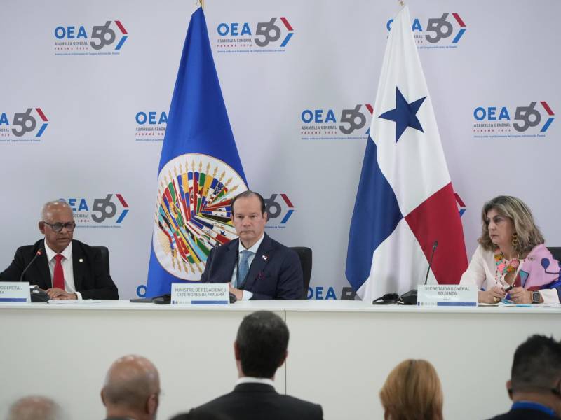 De izquierda; el secretario general de la Organización de los Estados Americanos (OEA), Albert R. Ramdin; el canciller de Panamá, Javier Martínez Acha y la secretaria general adjunta de la OEA, Laura Gil, participan en una rueda de prensa previa a la 56 Asamblea General de la OEA este domingo, en Ciudad de Panamá (Panamá).