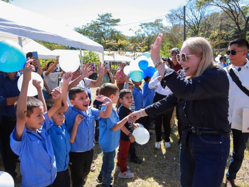 Primera Dama impulsa educación con entrega de textos escolares.