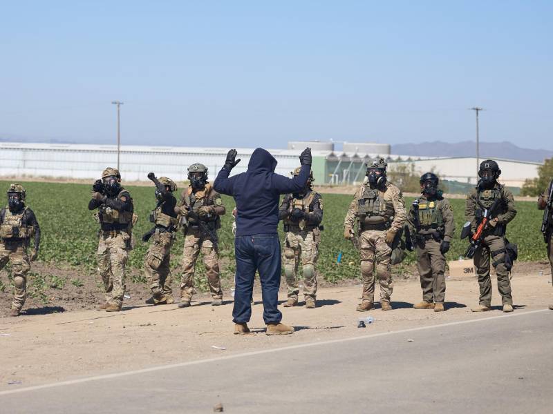 Manifestantes frente a las fuerzas de seguridad durante una redada en California.