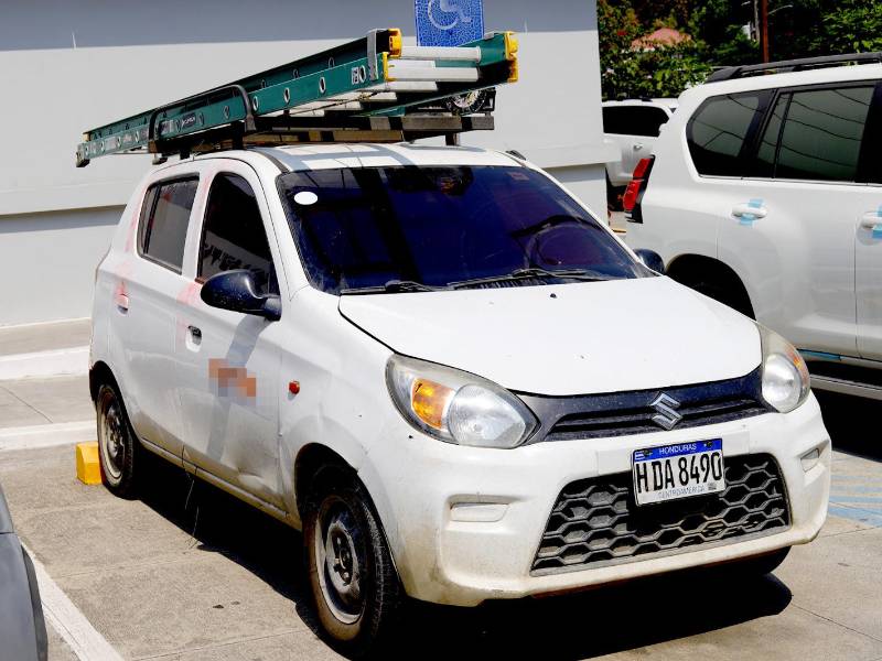 Suzuki blanco propiedad de una empresa del sector construcción.