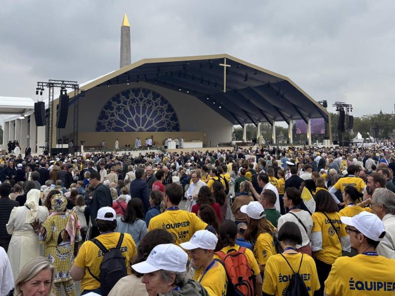 Miles de personas asisten a la misa multitudinaria del papa León XIV este sábado en París.